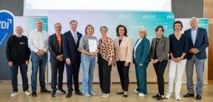 Bildungsministerin Dr. Eiling-Hütig zeichnet die KGS Kirchberg erneut als „MINT-freundliche Schule“ aus