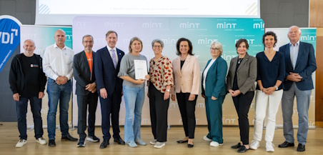 Bildungsministerin Dr. Eiling-Hütig zeichnet die KGS Kirchberg erneut als „MINT-freundliche Schule“ aus